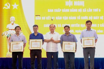 Phó Chủ tịch Thường trực UBND tỉnh An Giang Nguyễn Thanh Phong dự hội nghị Đảng ủy xã Chợ Mới