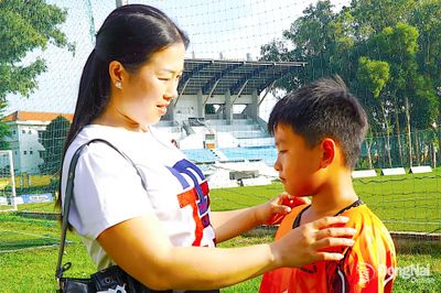 Cha mẹ chắp cánh đam mê bóng đá cho con