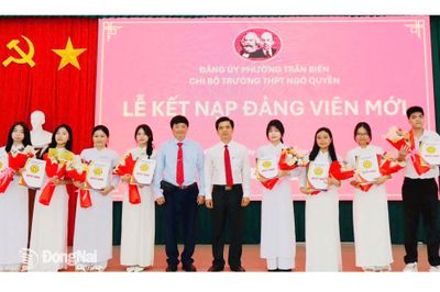 8 học sinh ưu tú của Trường THPT Ngô Quyền được kết nạp Đảng