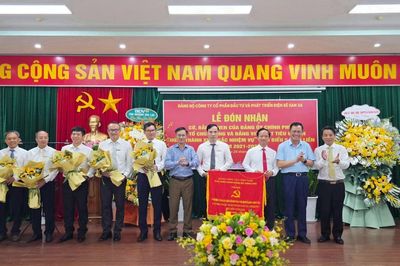 Đảng bộ Công ty CP Đầu tư và Phát triển điện Sê San 3A nhận cờ thi đua của Đảng ủy Chính phủ
