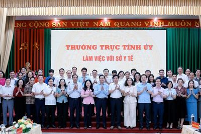 Bí thư Tỉnh ủy Dương Quốc Huy: Nâng cao hơn nữa chất lượng khám chữa bệnh, có chính sách thu hút và giữ chân bác sĩ chuyên khoa sâu