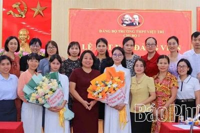 10 học sinh Trường THPT Việt Trì được kết nạp Đảng