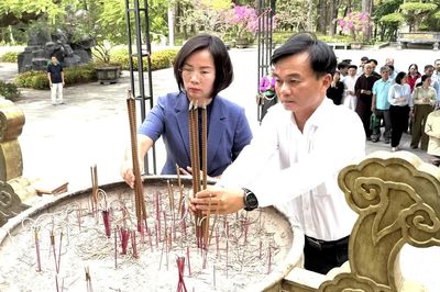 Đoàn công tác Ủy ban MTTQ Việt Nam TP. Hà Nội tri ân anh hùng liệt sĩ và người có công tại Quảng Trị