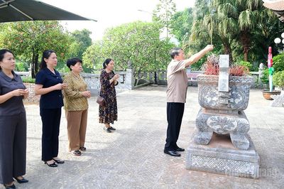 Nguyên Ủy viên BCH Trung ương Đảng, nguyên Phó Chủ tịch Quốc hội Nguyễn Đức Hải dâng hương tại Đền thờ Chủ tịch Hồ Chí Minh