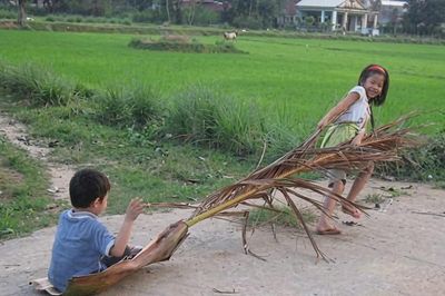 Mo cau rụng xuống vườn nhà