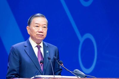 Đất nước đang cần ở thanh niên một tinh thần mới: nghĩ rộng hơn, học nhanh hơn, làm tốt hơn, sống đẹp hơn, trách nhiệm hơn và cống hiến nhiều hơn