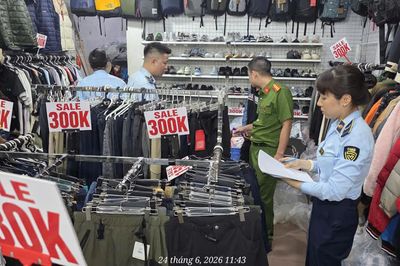 Hà Nội: Tạm giữ hơn 2.600 sản phẩm thời trang có dấu hiệu giả mạo nhãn hiệu The North Face, Nike, Adidas