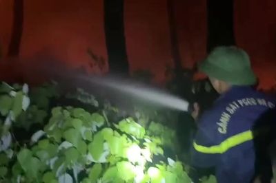 Xuyên đêm dẹp 'giặc lửa' trên đồi 74