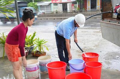 Nam TP Huế: Nước vòi nhỏ giọt, người dân mang can chờ suốt đêm