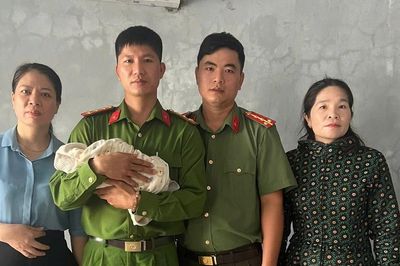 Bé sơ sinh bị bỏ rơi kèm mẩu giấy 'Con là sinh viên không nuôi được con'