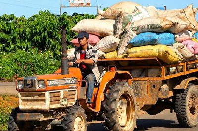 Hiểm họa khôn lường từ máy cày độ chế chở người