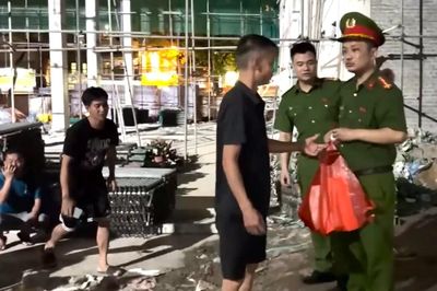 Xuyên đêm kiểm tra ngẫu nhiên đối tượng nghi vấn sử dụng ma túy