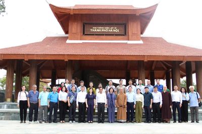 Đoàn đại biểu Hà Nội viếng Anh hùng Liệt sỹ tại Quảng Trị