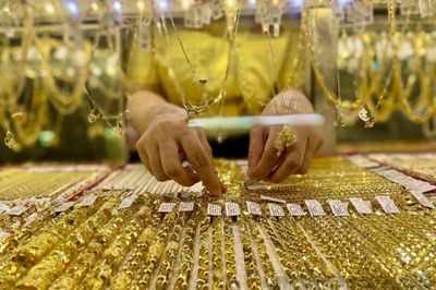 Giá vàng ngày 25/6: Vàng thế giới xuống mức thấp nhất trong hơn 7 tháng, vàng miếng SJC lùi về 146,2 triệu đồng/lượng