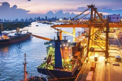 Nhập siêu quay trở lại: Cơ hội và rủi ro
