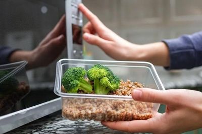 Nhiều người vẫn làm mỗi ngày mà không biết: 4 cách bảo quản thực phẩm tưởng vô hại nhưng dễ gây ngộ độc