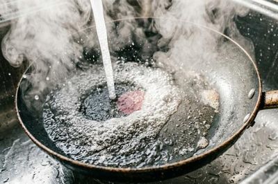 Chảo chống dính nhanh hỏng vì một thói quen sau khi nấu: Nhiều gia đình vẫn làm mỗi ngày mà không biết