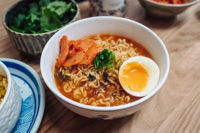 Ăn mì tôm thế nào để vừa ngon, vừa đủ chất mà không lo nổi mụn?