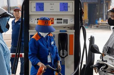 Giá xăng E10RON95-III giảm 837 đồng/lít từ chiều nay