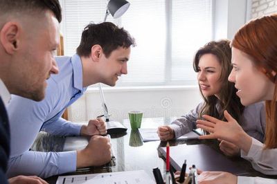 Bị sếp làm bẽ mặt trước đám đông, cãi lại là dại, im lặng cũng thiệt: Người khôn ngoan chỉ làm 2 việc này