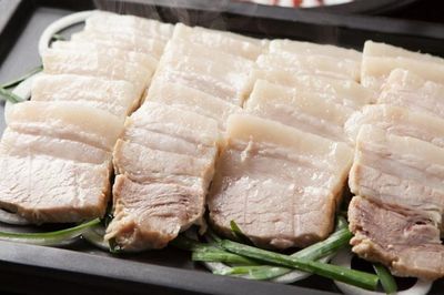 Luộc thịt nên cho vào nước sôi hay nước lạnh? Nhiều người làm theo thói quen nhưng chưa chắc đã đúng