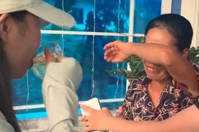 Con gái bất ngờ từ Nhật trở về sau 3 năm xa nhà, phản ứng của người mẹ khiến ai cũng xúc động