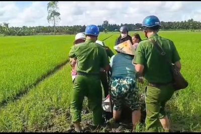 Khống chế 3 anh em phun thuốc vào công an