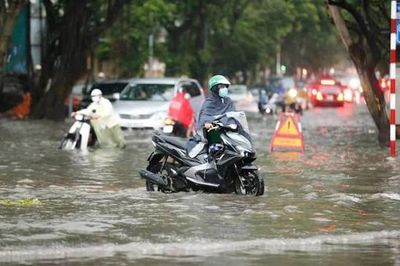 Cảnh báo dông lốc mạnh ở miền Bắc, nắng nóng ở miền Trung vẫn kéo dài
