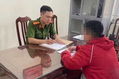Công an Hà Nội xác minh vụ cô gái trẻ bị shipper hành hung