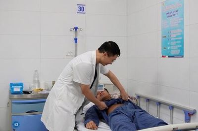 Hy hữu: Tập gập bụng, người đàn ông ngoài 40 tuổi suýt hoại tử ruột