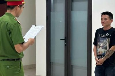Say xỉn, Phan Minh Trí lái xe bán tải tông quán nhậu rồi lao thẳng tới trụ sở công an thách thức
