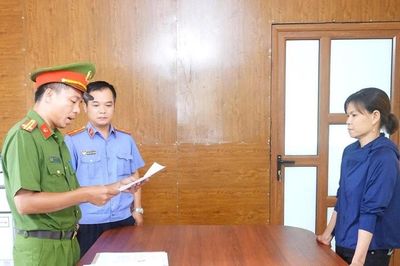 Khởi tố người phụ nữ dùng vòi rửa xe xịt gây thương tích cho người bán rau