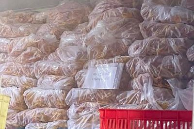 Hàng tấn chân gà hết hạn sử dụng tại công ty sản xuất chân gà rút xương