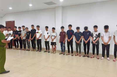 Khởi tố 14 thanh thiếu niên mang hung khí, lạng lách gây tai nạn ở Huế