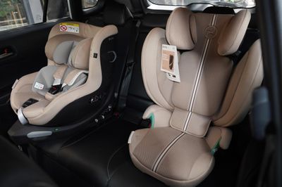 SUV đô thị lắp được 3 ghế trẻ em không?