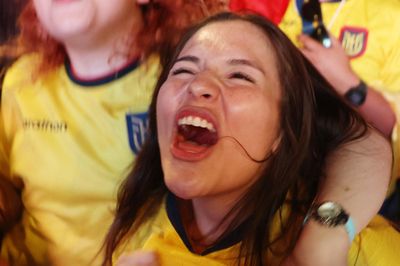 Ecuador hạ Đức, CĐV ăn mừng như vô địch World Cup