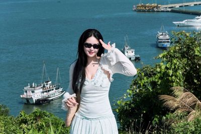 Đội nắng tìm sườn đồi ôm trọn cảnh bến cảng gây 'sốt' ở Hạ Long