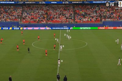 Tunisia đá hiệp hai với 10 người vì sự cố khó tin