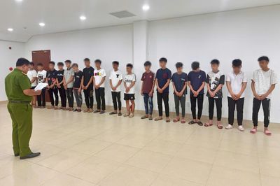 Khởi tố 14 thanh thiếu niên mang hung khí, lạng lách gây tai nạn