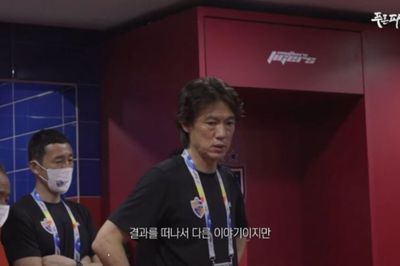 Clip HLV Hong Myung-bo đá văng ghế lan truyền khắp mạng MXH