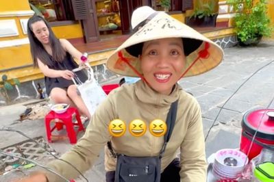 Chị bán chè ở Hội An nói 5 thứ tiếng khiến khách 'choáng váng'