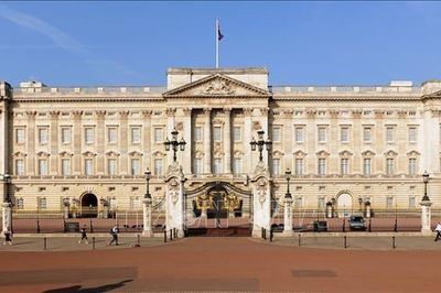 Lần đầu sau gần 200 năm, Quốc vương Anh không ở Cung điện Buckingham