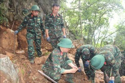 Băng rừng vượt núi đá tìm hài cốt liệt sĩ nơi địa đầu Tổ quốc