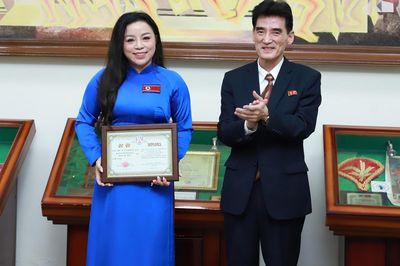 NSƯT Tố Nga giành Cúp Vàng Liên hoan Nghệ thuật Hữu nghị Mùa xuân Tháng Tư ở Triều Tiên