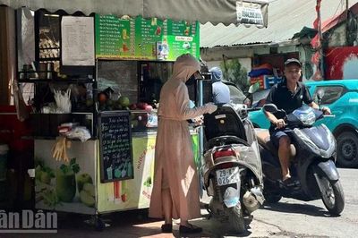 [Video] Người dân Thủ đô xoay sở chống chọi với nắng nóng đỉnh điểm