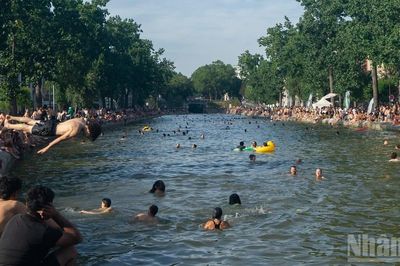 Người Pháp học cách sống chung với nắng nóng cực đoan