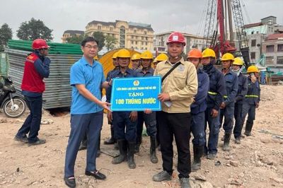 Tặng nước động viên người lao động Thủ đô trong thời tiết nắng nóng