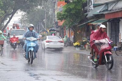 'Mưa vàng' giải nhiệt cho miền Bắc, miền Trung tiếp tục nắng nóng gay gắt tới trên 40 độ C