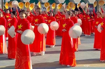 Đồng diễn dân vũ thể thao chào mừng 50 năm thành phố mang tên Bác
