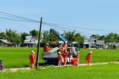 Khôi phục lưới điện do giông lốc, cấp điện lại cho người dân khu vực Thăng Bình